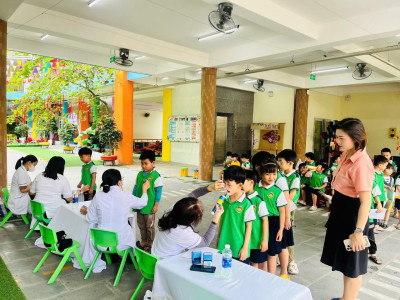 TRƯỜNG MẦM NON HOÀNG CÚC TỔ CHỨC KHÁM SỨC KHỎE ĐỊNH KỲ LẦN 2 CHO TRẺ